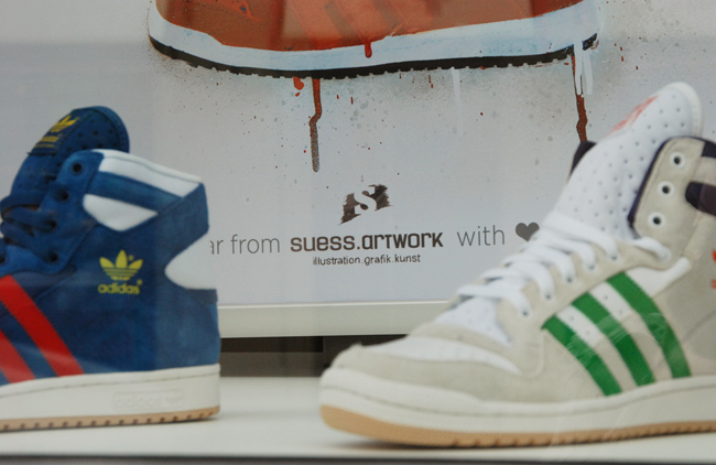 Adidas Decade 43einhalb Beastin Illustration Graffiti Sprühdose Schablone Kunst Banner Sneaker Fulda München Herzogenaurach