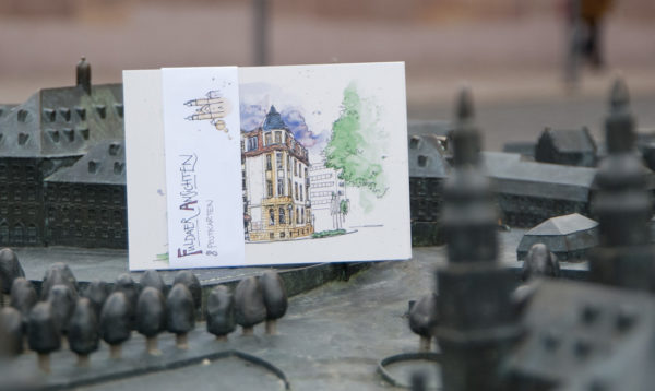 Postkarten, Fulda, Zeichnung, Illustration, Tourismus, Touristen, Postkarte, Post, Erinnerung, Souvenir, Geschenk, Druck, individuell, Papier, Pappe, Ingmar Süß, Illustration, Kunst, Design, Sehenswürdigkeiten, Munken, Mitbringsel, Fuldaer Ansichten